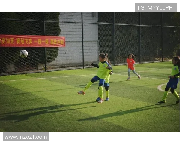 足球明星与孩子们的温馨合影展现梦想与希望的美好瞬间